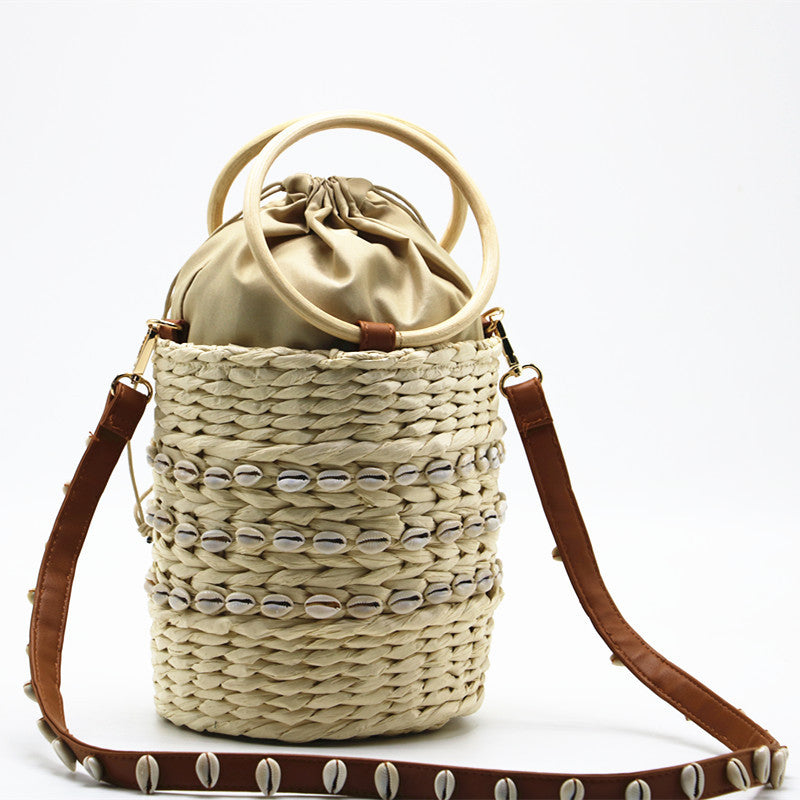 Bolsa tipo balde em ráfia com conchas de Amalfi
